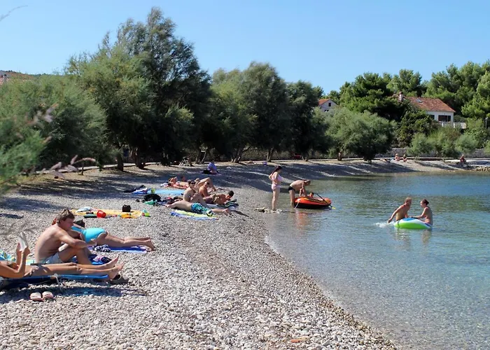 Apartments With A Parking Space Mirca, Brac - 728 Mirca (Brac)