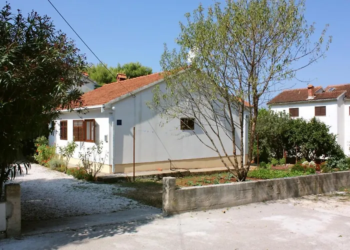 Apartman Apartments With A Parking Space Mirca, Brac - 728 *